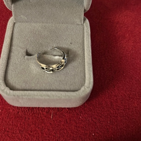 Toe Ring Silver Crisscross Design - Picture 4 of 5